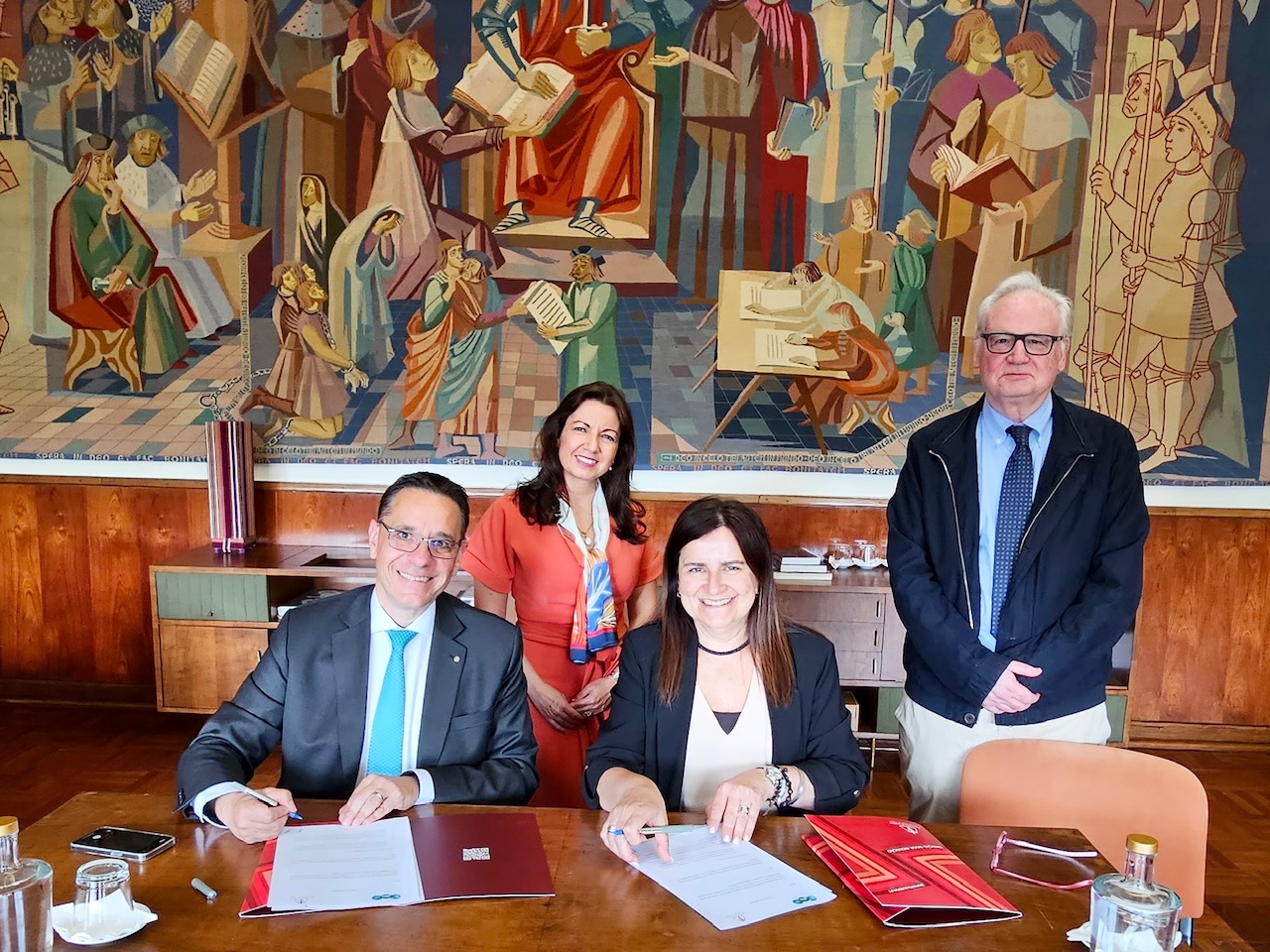 Signature of a cooperation agreement between the UIHJ and the Faculty of Law of the University of Lisbon (Portugal).