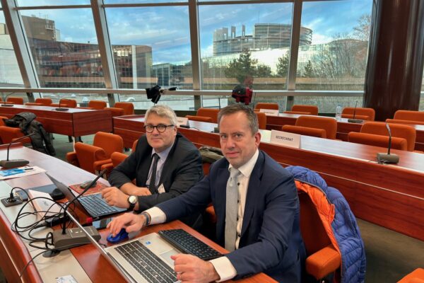 De gauche à droite: Mathieu Chardon, secrétaire général de l'UIHJ et Patrick Gielen, secrétaire du bureau de l'UIHJ